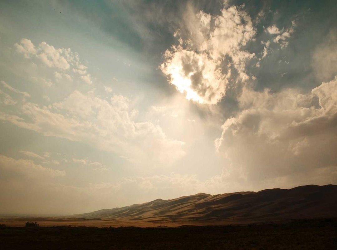 The Unwritten Rules: When to Send a Hug vs. a Kiss GIF